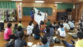 シーツの畳み方の説明の様子