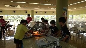 食事を選んでいる様子