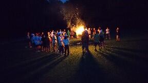 火を囲みレクリエーションをする様子