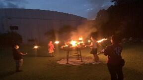 営火係が火を灯す様子