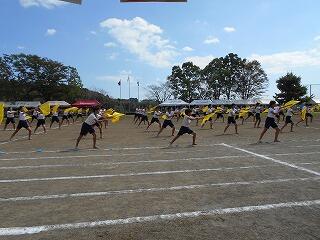 ６年生のフラッグ演技の様子