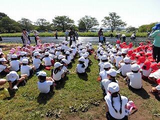 高年者の方々に苗の植え方を教えてもらいました