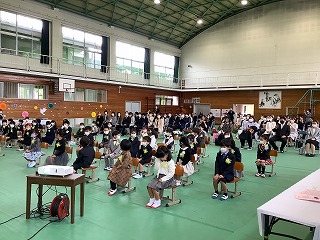 全員がきちんと座っています。