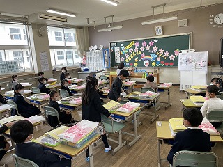 １年２組の教室で