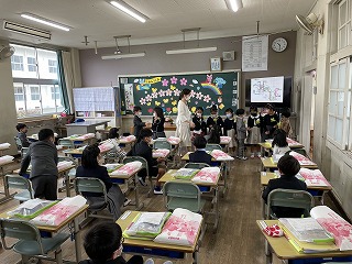 １年１組の教室で