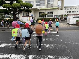 登校する１年生