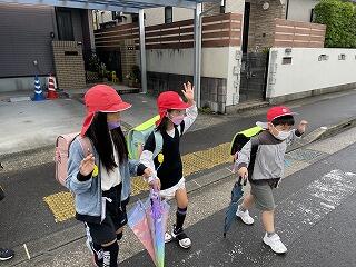 手を上げて横断歩道を渡ります。