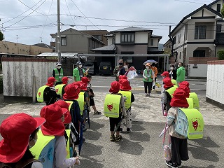 下校の説明を聞く児童