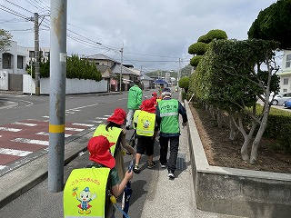 民生委員児童委員さんたちと一緒に下校