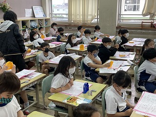 説明を聞く２年生