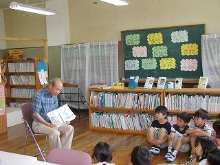 地域ボランティア読み聞かせの様子