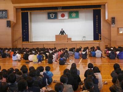 みんな集中して校長先生のお話を聴いています。