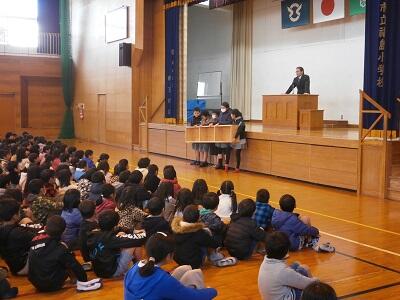 本棚を紹介しています。