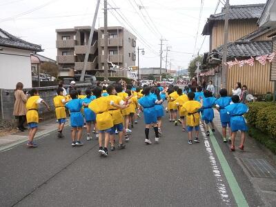 市民の方が見守る中でのダンスでどきどきです。