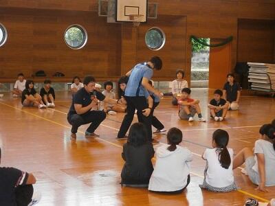 タックルを教えてくださっています。