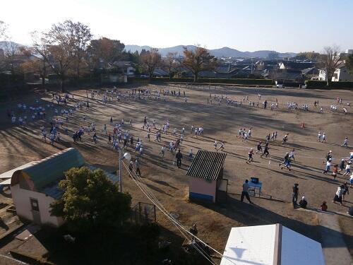 運動場いっぱいを使って走っています。