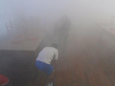 白い煙で前がほとんど見えません。