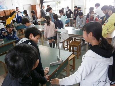 ふりこを振って実験している様子です。