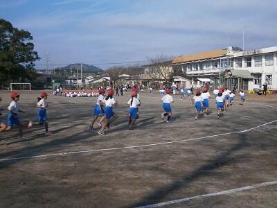 みんな、応援を受けながら一生懸命です。