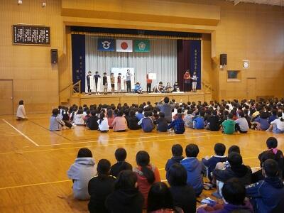 目玉焼きにかけるものを尋ねています。