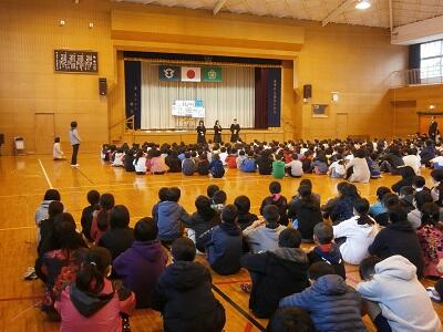 全校の前で自己紹介しています。