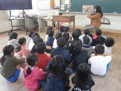 みんな、読み聞かせに集中しています。