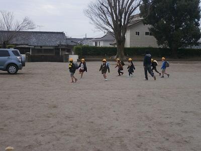 不審者役の警察の方が声をかけているところです。