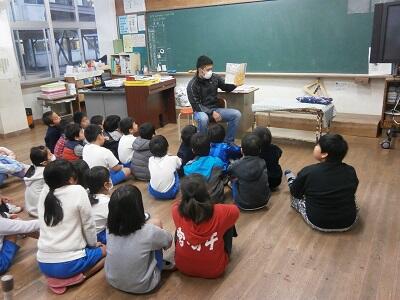 １年生の読み聞かせの様子です。