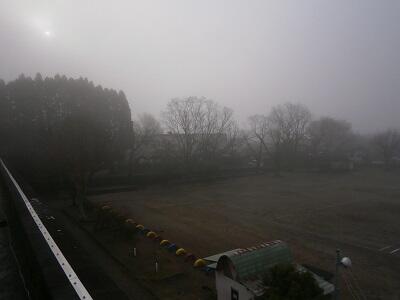 左上は霧でかすんで見える太陽です。