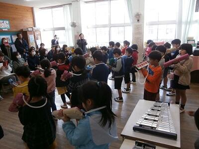 合奏の発表をしています。