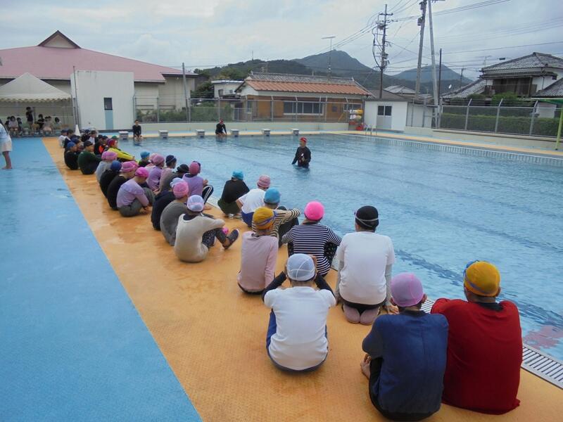 着衣泳５年生の様子