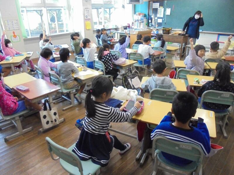 学習用具の記名などの確認の様子