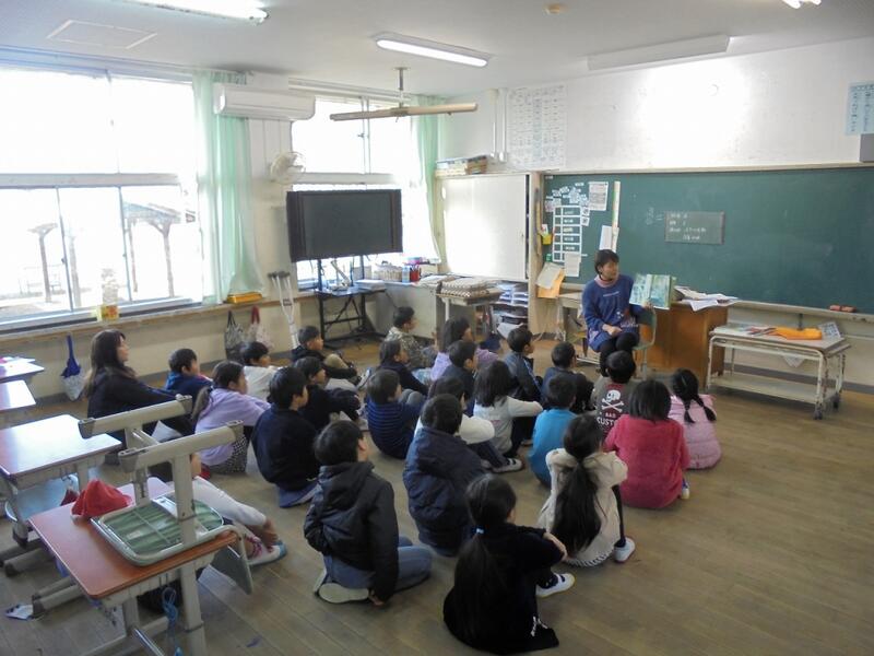読み聞かせ（１～３年）の様子