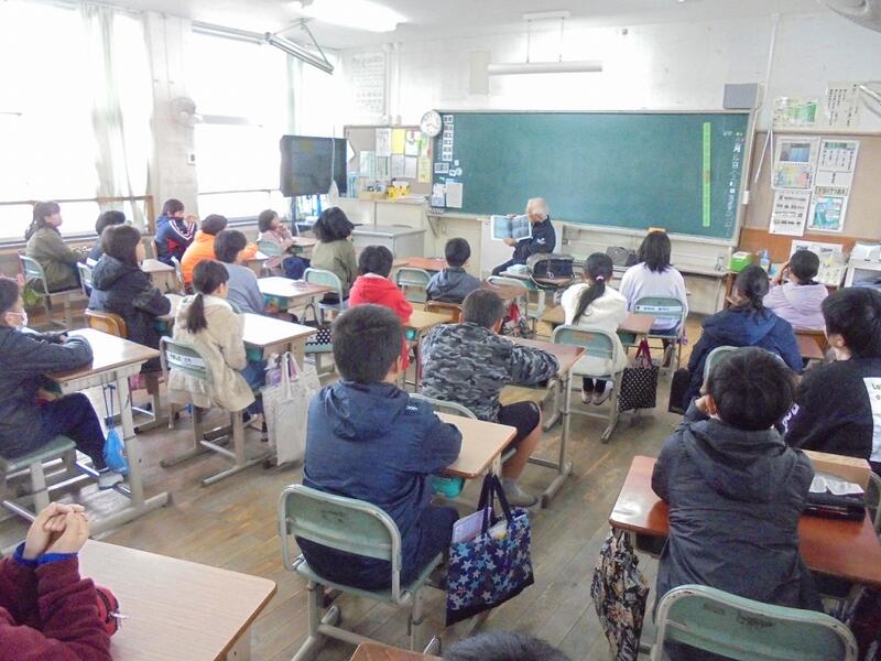 読み聞かせ（５年生）の様子