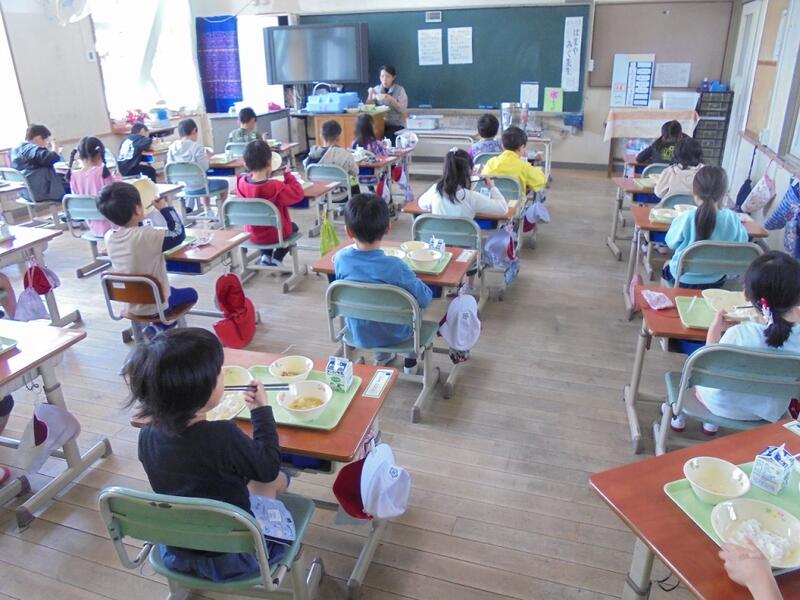 １年生給食の様子