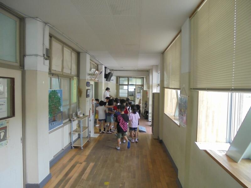 学校たんけんの様子