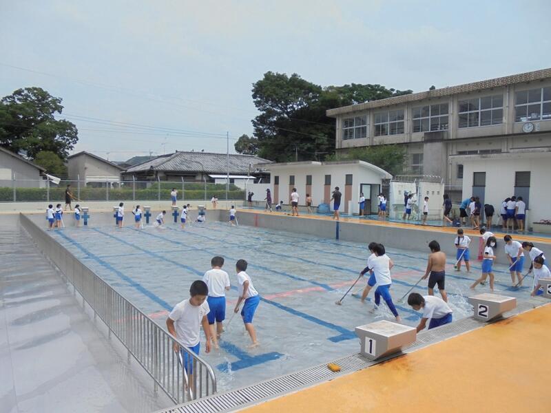 プール掃除の様子（６年生）