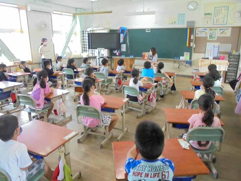 全校一斉「読み聞かせ」の様子