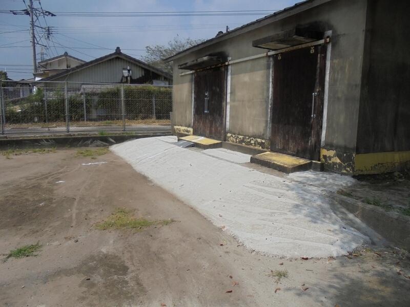 体育倉庫入り口補修の様子