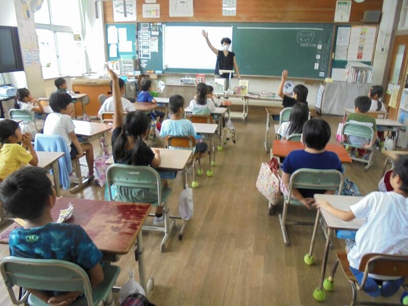 ブックトーク（２年生）の様子