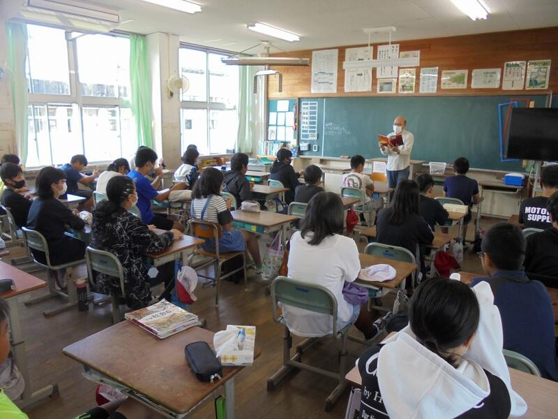 読み聞かせ（６年）の様子