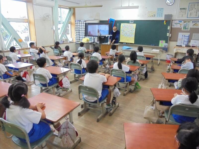 「１年生」読み聞かせの様子