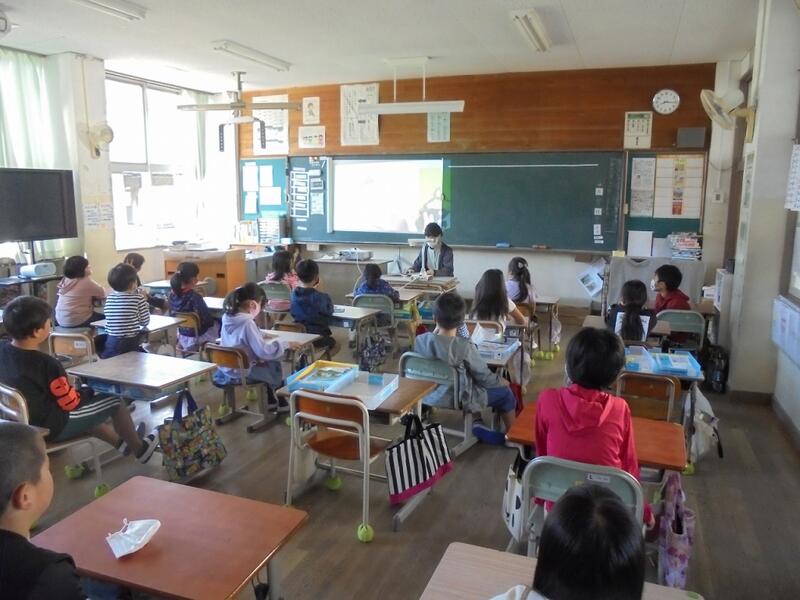 読み聞かせ（２年）の様子