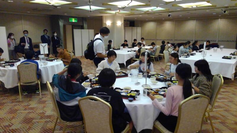 修学旅行１日目の昼食の様子１
