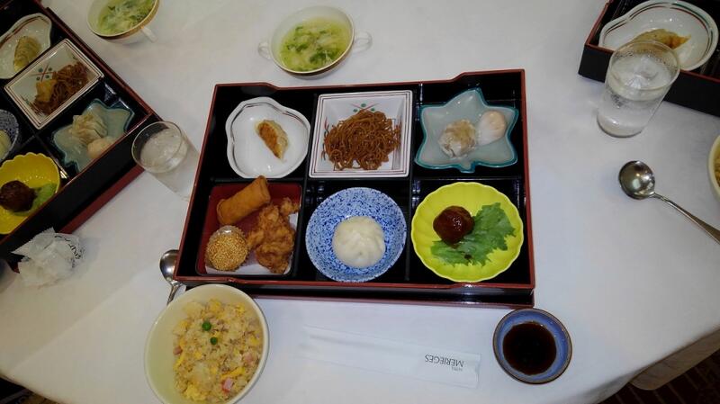 修学旅行１日目の昼食の様子２