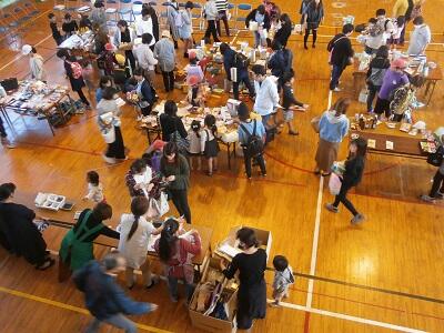 体育館での物品バザーの様子です。