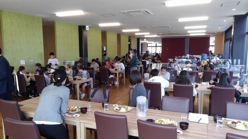 修学旅行２日目昼食の様子