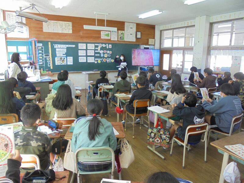 栄養教諭の授業の様子（６年）