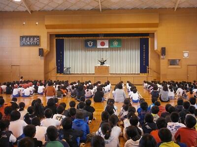 しめ縄を見せてくださっている校長先生です。