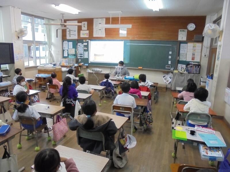 全校一斉読み聞かせの様子１